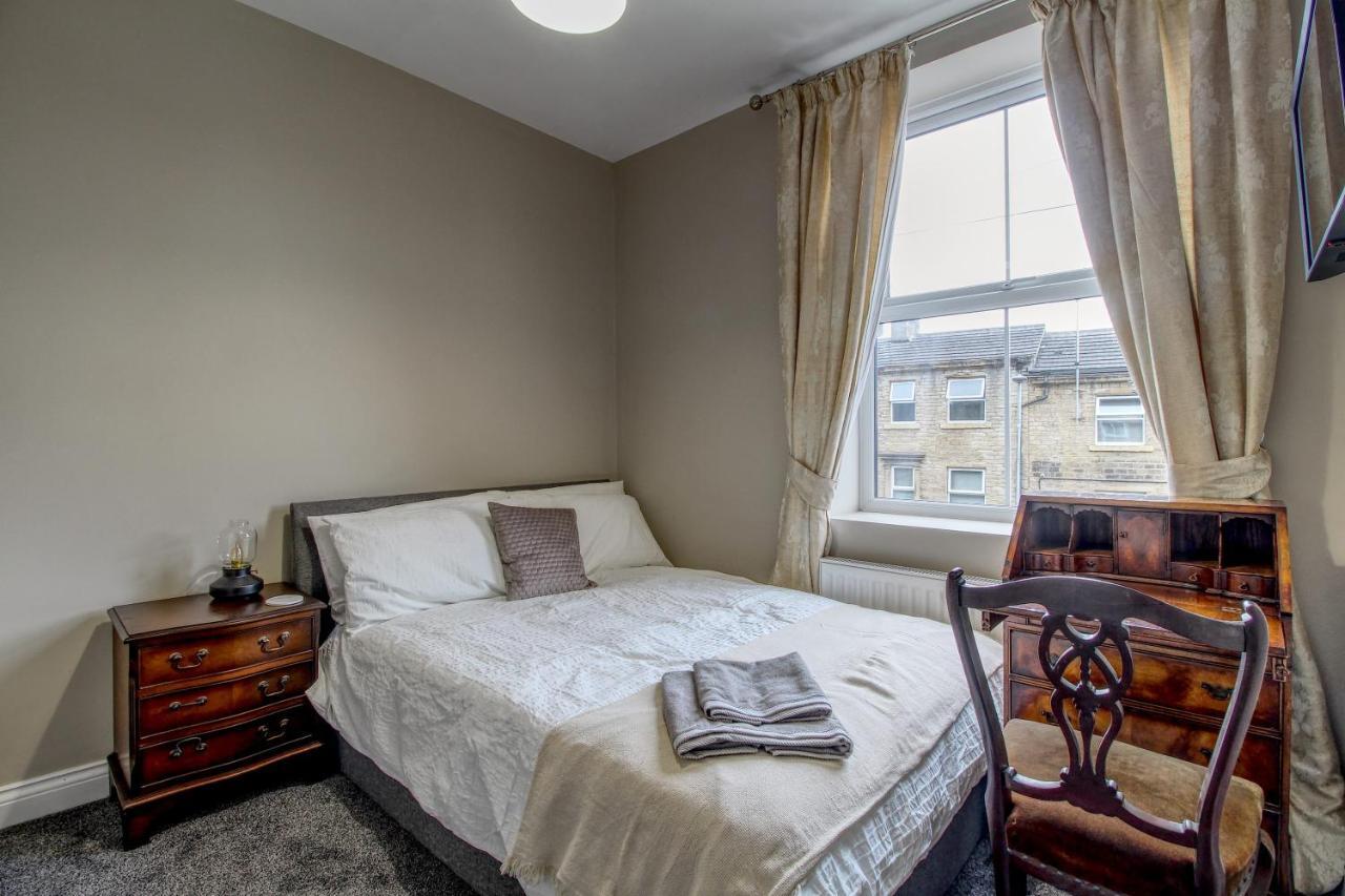 6 Dbl Bed, Central Huddersfield House Inc Parking Extérieur photo