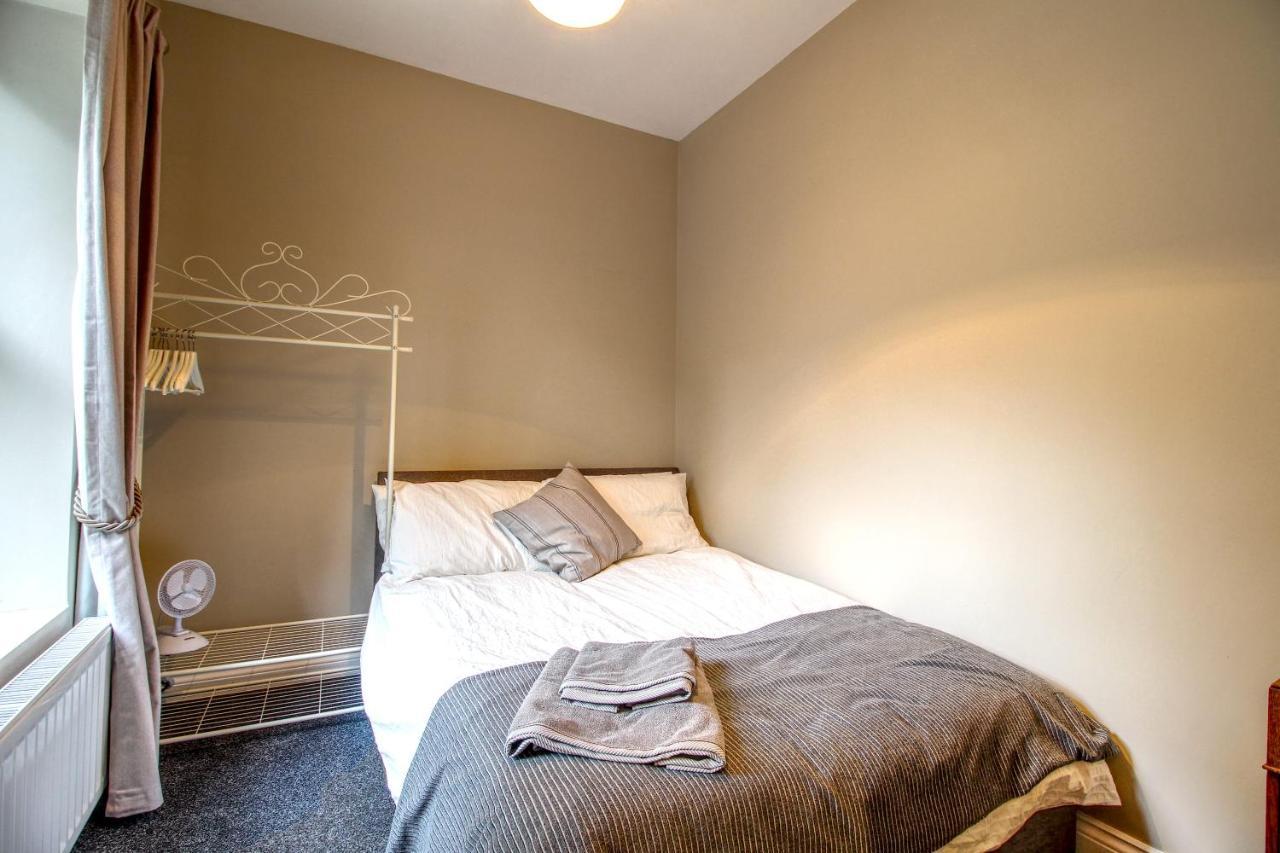 6 Dbl Bed, Central Huddersfield House Inc Parking Extérieur photo